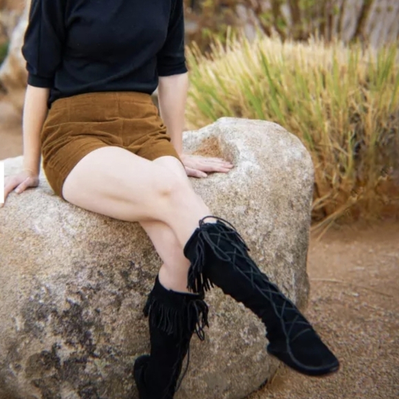 Minnetonka 1968 Blk Suede Front Lace Up Knee High Fringe Moccasin Boots 8-9 NWOT - Picture 5 of 16